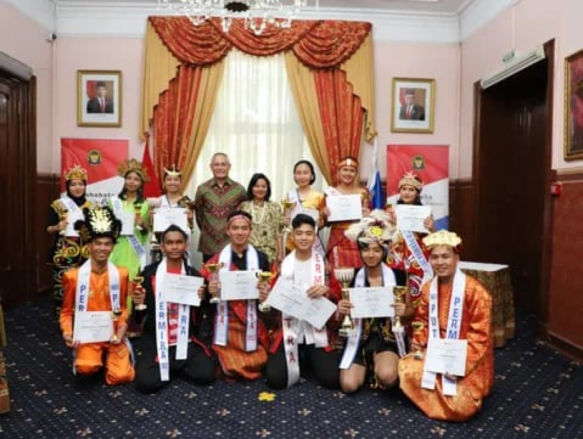Duta Besar Republik Indonesia untuk Federasi Rusia merangkap Republik Belarus Jose Tavares dan ibu (tengah, belakang) berpose bersama para peraih penghargaan.  (Dok. KBRI Moskow)