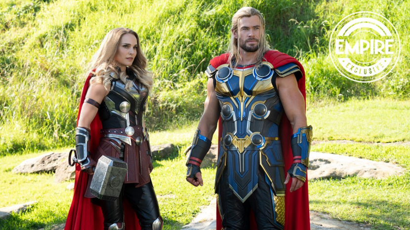 Natalie Portman sebagai Jane Foster/Mighty Thor dan  Chris Hemsworth sebagai Thor dalam Thor: Love and Thunder. Sumber : Collider 