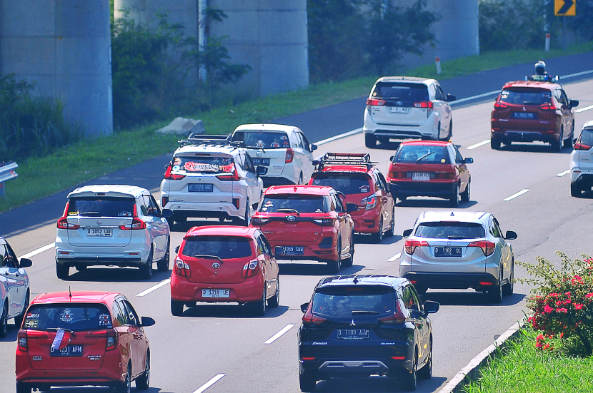 Deretan mobil berwarna merah dan putih berkonvoi melintasi jalan tol Purbaleunyi KM 143 di Kawasan Buah Batu, Bandung, Sabtu (17/8/2024). (Foto Yogi Ardhi/Republika Network) (Nikon D3, Nikkor 300/2.8 Ai, MF).