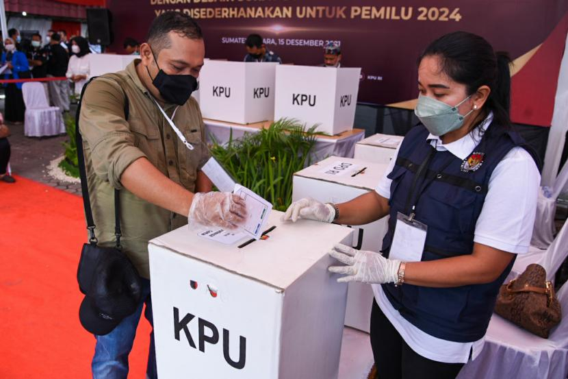 Petugas penyelenggara Pemilu sedang melayani pemilih (dok. republika)