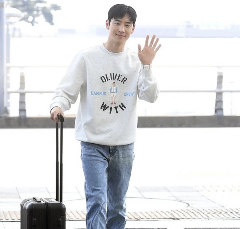 Lee Je-hoon di Bandara Incheon Seoul menuju Jakarta. Foto: Newsen