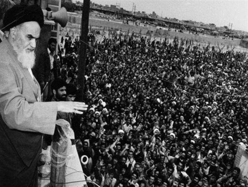 Ayatollah Khomeini di tengah masa rakyat di masa awal Revolusi Iran.