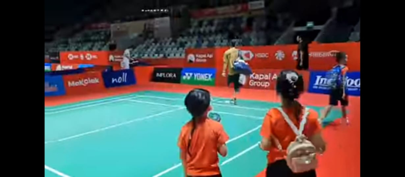 Istri Hendra Setiawan, Sandiana Arief alias Sansan mengunggah video mengenai Istora Terakhir di Indonesia Open 2023. Netizen mengomentari Daddies yang datang latihan saat lapangan masih sepi dan Fajar Alfian yang 'puasa' ngomong.