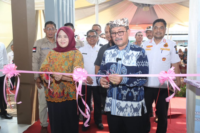 Bupati Cirebon, Imron, meresmikan Pasar Jamblang yang telah selesai direvitalisasi, Rabu (27/12/2023). (Dok Diskominfo Kab Cirebon)