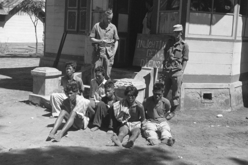 Rakyat dan para pejuang kemerdekaan Indonesia ditangkap dan diperlakukan dengan sangat kejam oleh tentara kolonial Belanda. [File: Arsip Nasional/Handout via Reuters]