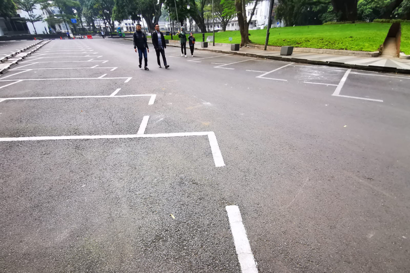 Suasana lengang kawasan parkir Balai Kota yang ditutup bagi kendaraan selama Friday Car Free Day di Kompleks Balai Kota Bandung, Jumat (17/5/2024) (Foto: Yogi Ardhi/Republika Network)