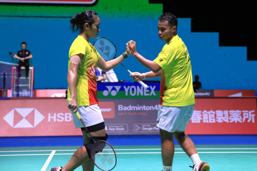 Pasangan ganda campuran Rehan Naufal Kusharjanto/Lisa Ayu Kusumawati terus melesat ke babak semifinal Hylo Open 2022.