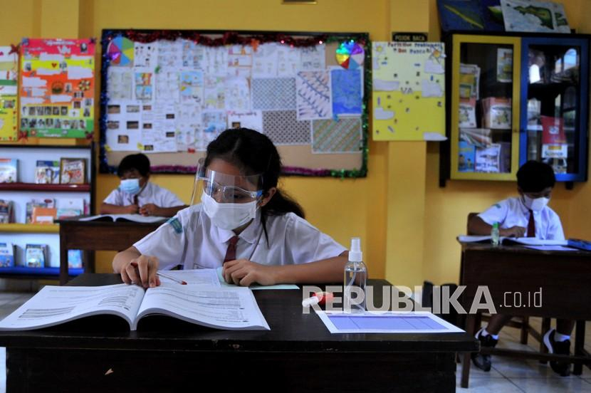 100 sekolah tingkat SD dan SMP di Palembang dibuka bertahap. Ini Definisi dan perbedaan antara kata serta frase (ilustrasi). Dok. Antara/Fikri Yusuf
