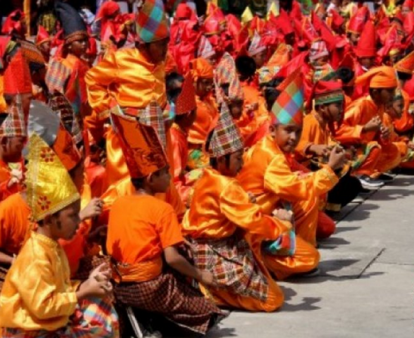 Pemerintah Kota Makassar menyiapkan kesenian gandrang bulo (tabuhan bambu) di 1.000 lorong untuk memperingati Hari Kebudayaan