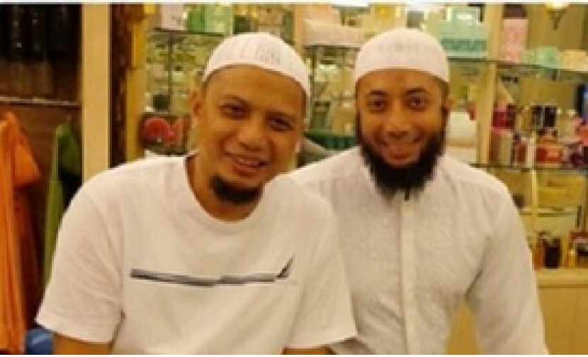 Almarhum Ustadz Arifin Ilham (kiri) dan Ustadz Khalid Basalamah (kanan) bersahabat.