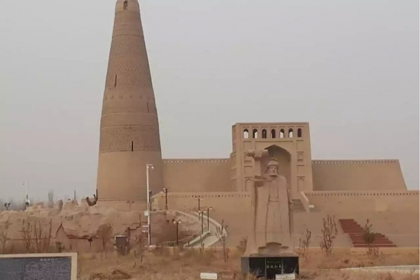 Monumen Emin Khoja di Uighur selain masjid dan menara, di kompleks ini juga ada pemakaman Islam. (Foto: Uttiek M Panji AstutI