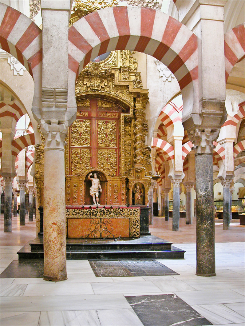 Mihrab masjid yang berubah jadi altar di Masjid-Katedral Cordoba.
