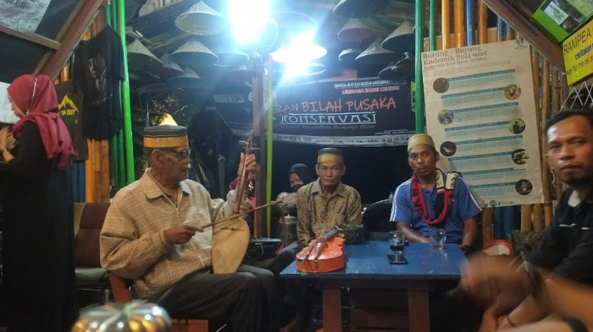 Pertunjukan tradisi lisan yang dibawakan oleh 'seniman pedalaman' (foto dokumentasi pribadi)