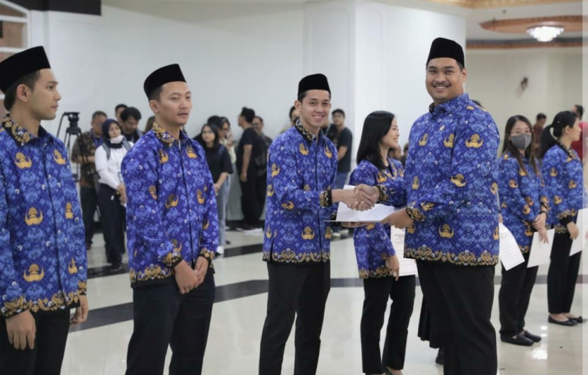 Sebanyak 12 atlet bulutangkis berprestasi disumpah menjadi PNS di Kementerian Pemuda dan Olahraga dengan disaksikan langsung Menpora Dito Ariotedjo. (source: humas Kemenpora)