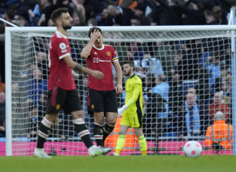 Reaksi kapten Manchester United, Harry Maguire saat melawan Manchester City di Etihad Stadium, Senin (7/3/2022) dini hari WIB. (Foto: EPA-EFE) 