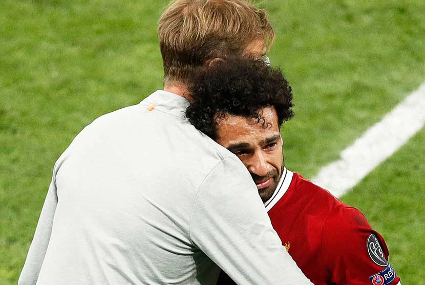 Penyerang Liverpool Mohamed Salah menangis usai dikeluarkan akibat cedera dalam laga final Liga Champions melawan Real Madrid di Kiev, Ukraina, pada 26 Mei 2018