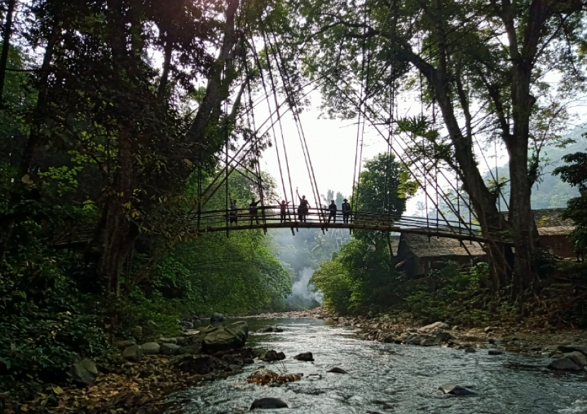 Jembatan bambu di Baduy Luar menuju ke Baduy Dalam. Untuk menegakkan adat, masyarakat Baduy mengutamakan persuasi, bukan hukuman.