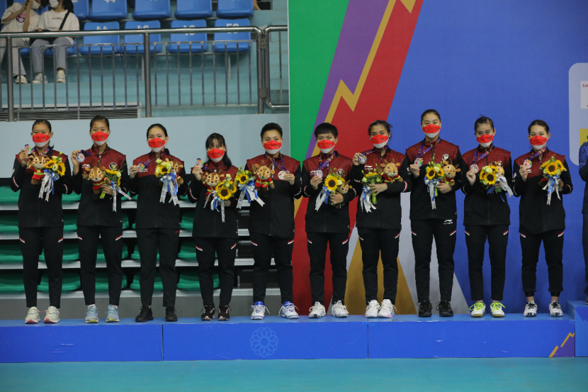 Kegagalan meraih medali emas setelah tim putri Indonesia dikalahkan Thailand dengan 0-3 di babak final nomor beregu cabang bulutangkis SEA Games 2021.