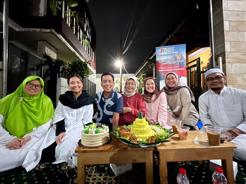 Ketua Yayasan Rumah Berkah Nusantara, Syahruddin El Fikri (kanan) berfoto bersama dengan pengurus dan ketua pengawas yayasan, Bidramnanta (ketiga kiri) yang sekaligus berulang tahun, bersama keluarga besarnya.
