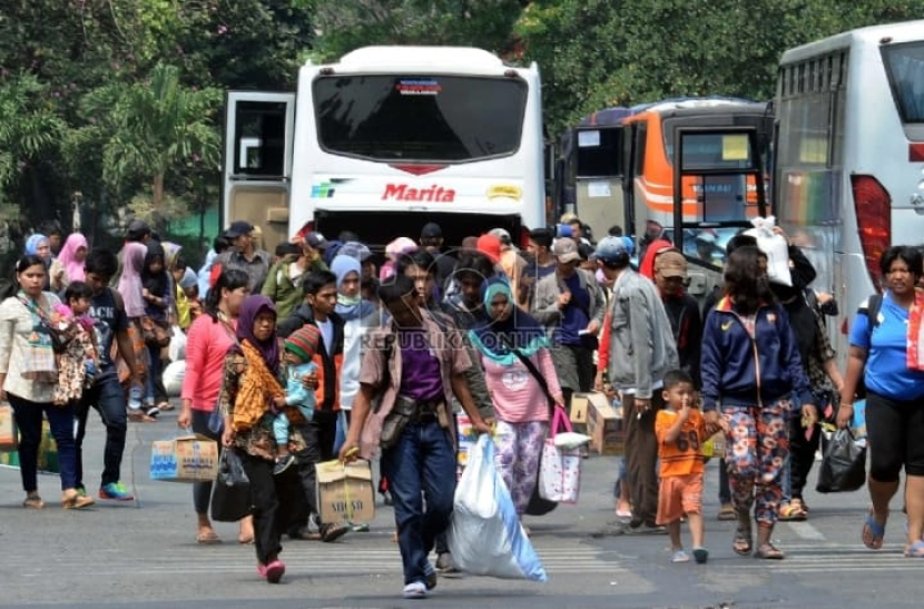 Mudik Lebaran menjadi momen yang ditunggu kaum urban. Ada yang mudik membawa oleh-oleh untuk keluarga di kampung, apa pula yang perpaksa mudik karena kehilangan pekerjaan.