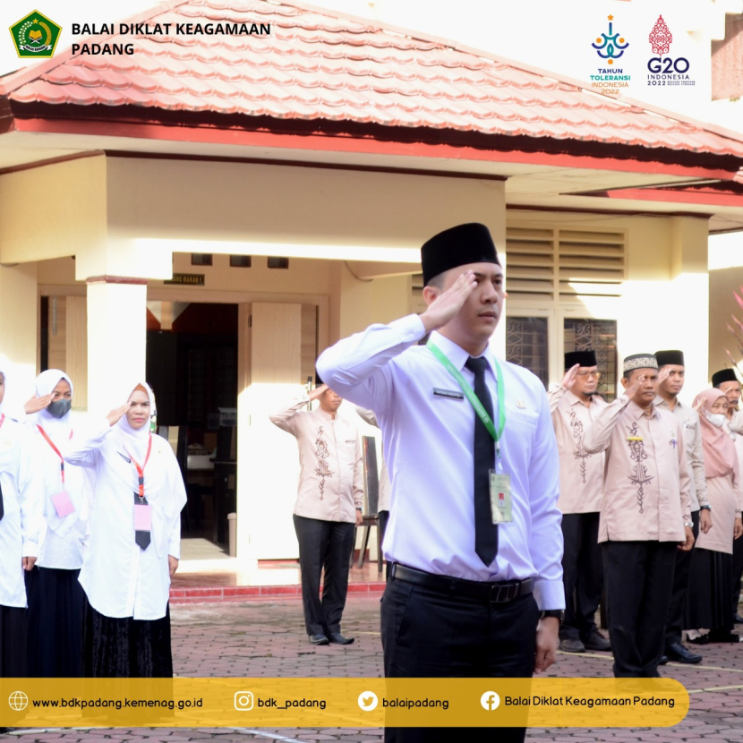 Balai Diklat Keagamaan (BDK) Padang menggelar upacara bendera untuk memperingati hari Sumpah Pemuda ke-94, Jumat (28/10/22). (Foto: Dok BDK)