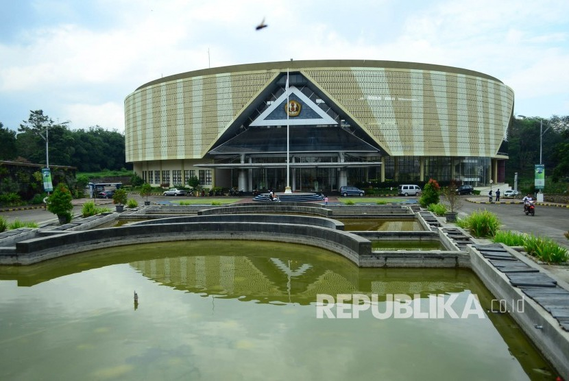   Unpad menerapkan pembelajaran hybrid, pembelajaran tatap muka akan dihadiri maksimal 40 persen dari total mahasiswa di satu kelas. Foto : republika  