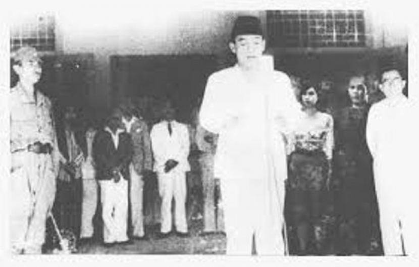 Pembacaan teks proklamasi. Saat menyusun teks proklamasi, Soekarno-Hatta dan sejumlah orang lainnya yang terlibat menyantap menu sahur sederhana. Foto: IST