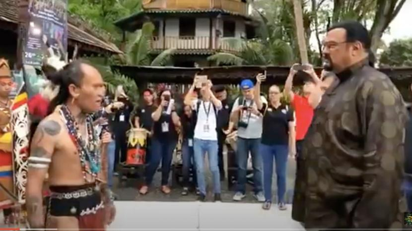 Aktor Hollywood, Steven Seagal sedang mengunjungi Suku Dayak di Kalimantan