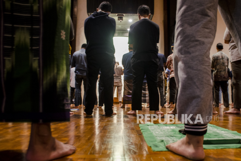 Seorang pria Muslim disebut harus memakai celana cingkrang alias di atas mata kaki agar tidak isbal. Foto: Republika.