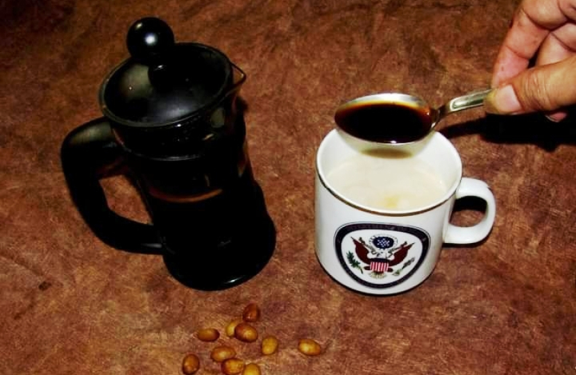 Menyeduh kopi dengan French drip menjadi favorit di awal 1900-an di Jawa. Mereka meminum kopinya dicampur dengan susu panas (foto: priyantono oemar).