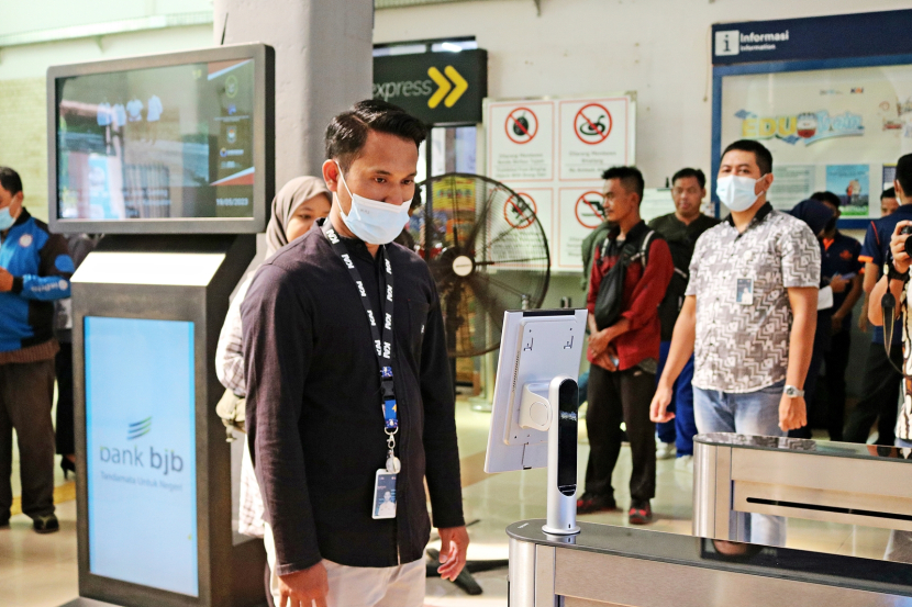 Teknologi Face Recognition Boarding Gate diterapkan di Stasiun Cirebon. (Humas Daop 3 Cirebon) 