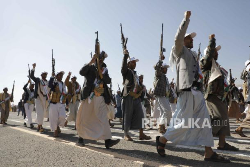 Anggota militer Houthi di Provinsi Amran, Yaman (20/12/2023). (dok. EPA-EFE/OSAMAH YAHYA)