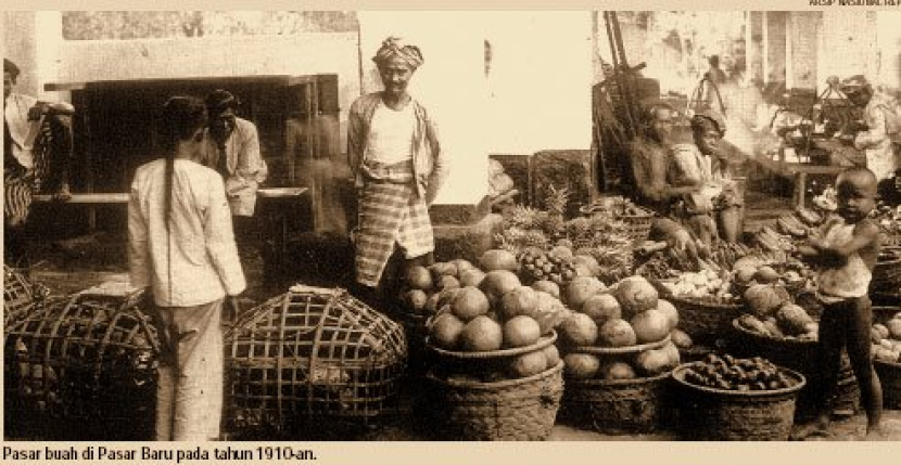 Orang Betawi Jualan Buah. Seorang pedagang buah yang merupakan orang Betawi memakai penutup kepala seperti yang dikenakan masyarakat Jawa. Foto: IST.