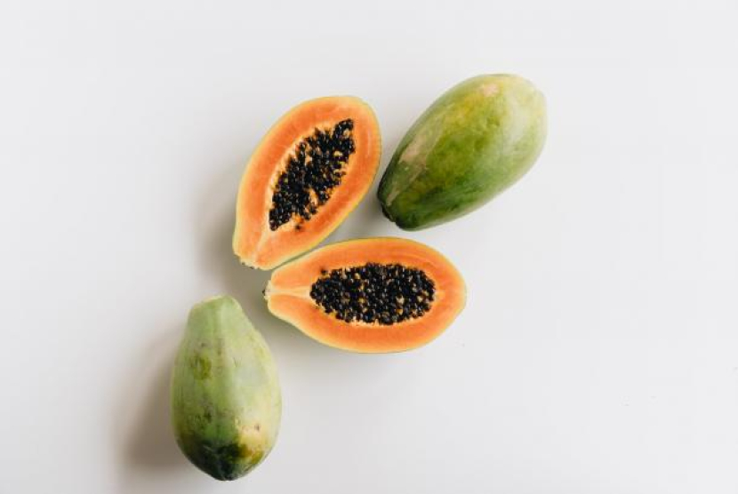 Buah pepaya. Resep Herbal Prof Hembing: Biji Pepaya dan Biji Pinang Bisa Obati Cacingan. Foto: www.pexels.com