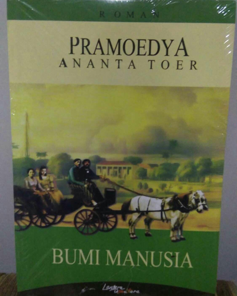 Novel Bumii Manusia karya Pramoedya Ananta Toer.