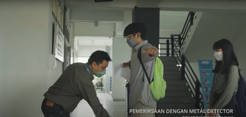 Peserta UTBK-SBMPTN 2022 menjalani pemeriksaan sebelumm masuk ruang ujian. Foto : yuotube ltmpt