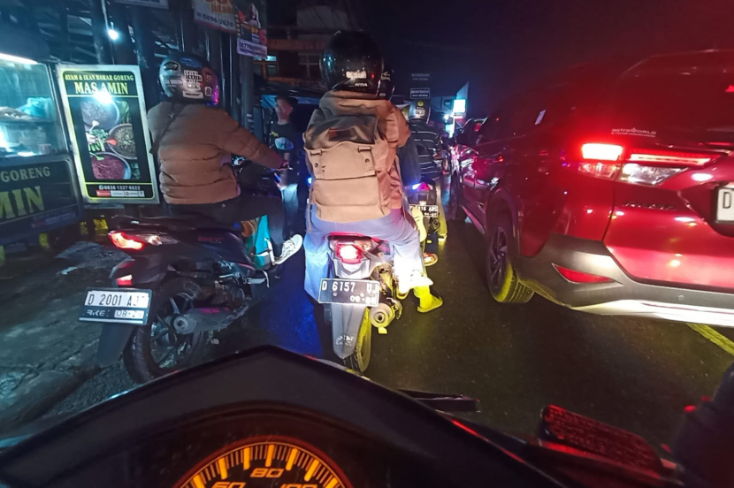 Pemudik bersepeda motor bermanuver di antara padatnya kendaraan di Jl Raya Cibiru -Cileunyi - Rancaekek, Bandung, Ahad (7/4/2024). (Foto: Yogi Ardhi/Republika Network)