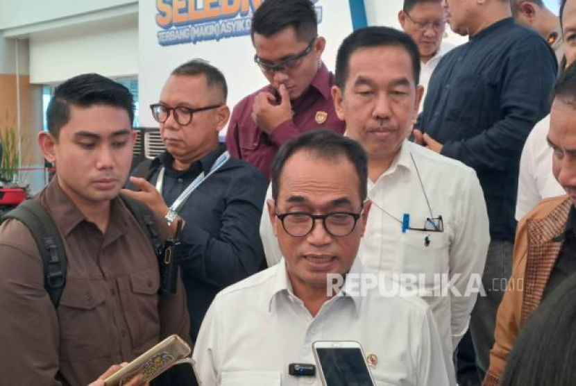 Menteri Perhubungan Budi Karya Sumadi dan stakeholders lainnya dalam kunjungannya di Bandara Kertajati, Majalengka. (Dok. Republika)