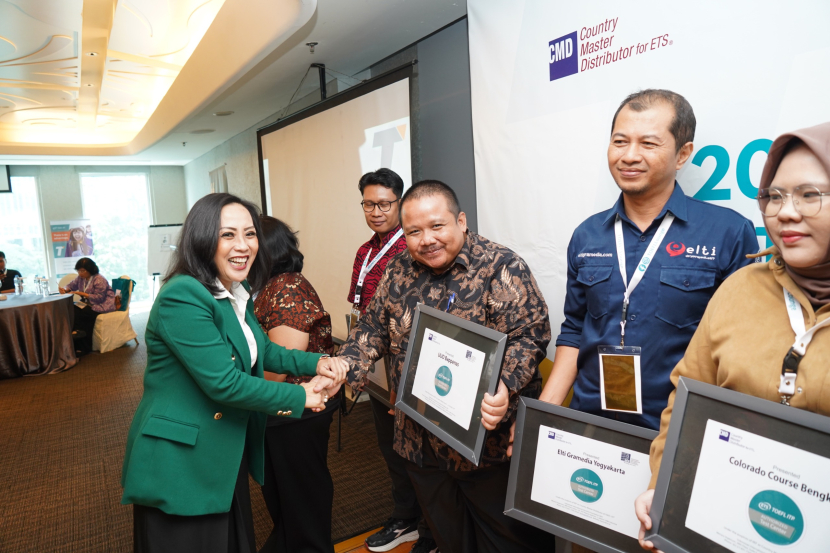 Penyerahan secara simbolis sertifikat Authorized Test Center (ATC) kepada perwakilan beberapa lembaga penyelenggara TOEFL ITP yang bekerja sama secara resmi dengan IIEF. (Foto: IIEF)