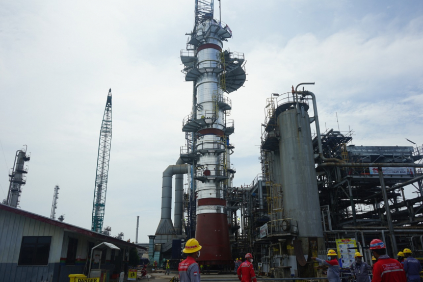 Preflash Column berfungsi sebagai pemisah pemisah crude menjadi fraksi ringan (Offgas dan Nafta) di bagian atas dan fraksi yang lebih berat ke bagian bawah dengan bantuan steam sebagai sumber energy. (Istimewa)