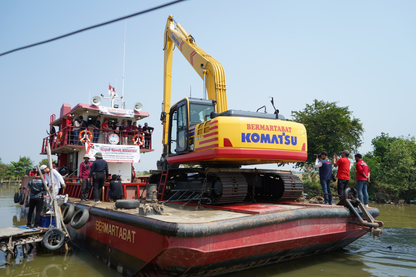 Kapal Keruk Bermartabat yang dimiliki Pemerintah Kabupaten Indramayu terus melakukan normalisasi muara-muara sungai agar sedimentasi lumpur bisa diatasi. (Dok. Matapantura.republika.co.id) 