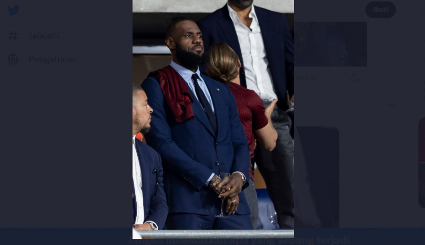 Bintang NBA, LeBron James, hadir langsung menyaksikan Liverpool menghadapi Real Madrid di partai final Liga Champions di Stade de France, Paris, pada 28 Mei 2022. (Twitter/@GQSports)