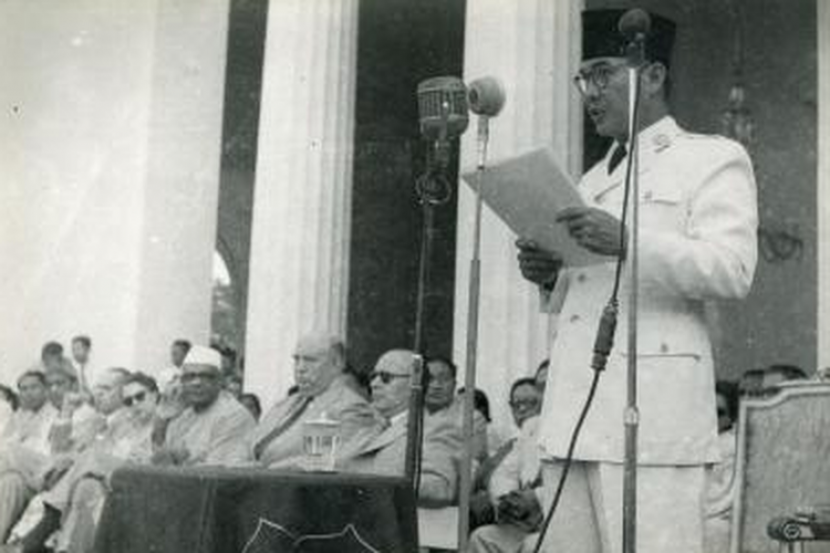 Presiden Soekarno menyampaikan pidato kenegaraan pada peringatan 5 tahun kemerdekaan RI di halaman Istana Merdeka pada 17 Agustus 1950. Sumber : Kompas.com