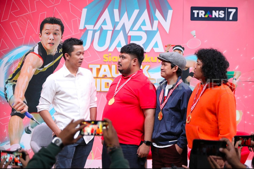 Host program Trig3rr, Rigen Rakelna, Marshel Widianto dan Indra Jegel akan bertanding melawan legenda bulutangkis Indonesia Taufik Hidayat yang dapat disaksikan secara live streaming melalui YouTube dan Facebook Official TRANS7 pada 24 Juli 2022 mulai pukul 19.00 WIB.