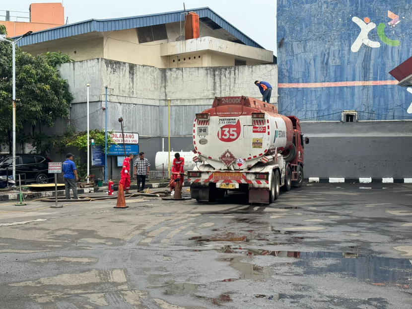 Pertamina Patra Niaga Regional JBB langsung memblokir Awak Mobil Tangki (AMT) tersebut, sehingga tidak bisa lagi membawa mobil tangki yang dicampur air. (Dok. Matapantura.republika.co.id)