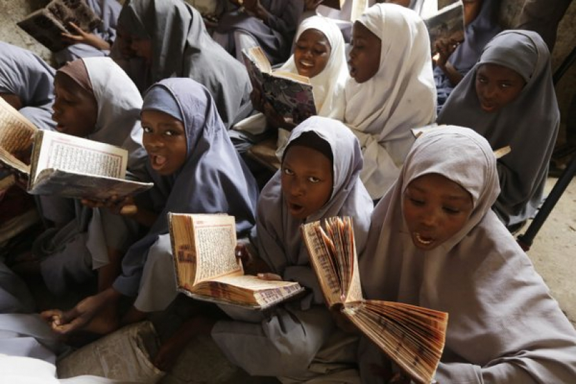 Anak-anak perempuan belajar membaca Alquran di Kano,Nigeria. Islam  sudah memiliki akar di Afrika sejak zaman Rasulullah. (AP Photo/Sunday Alamba)