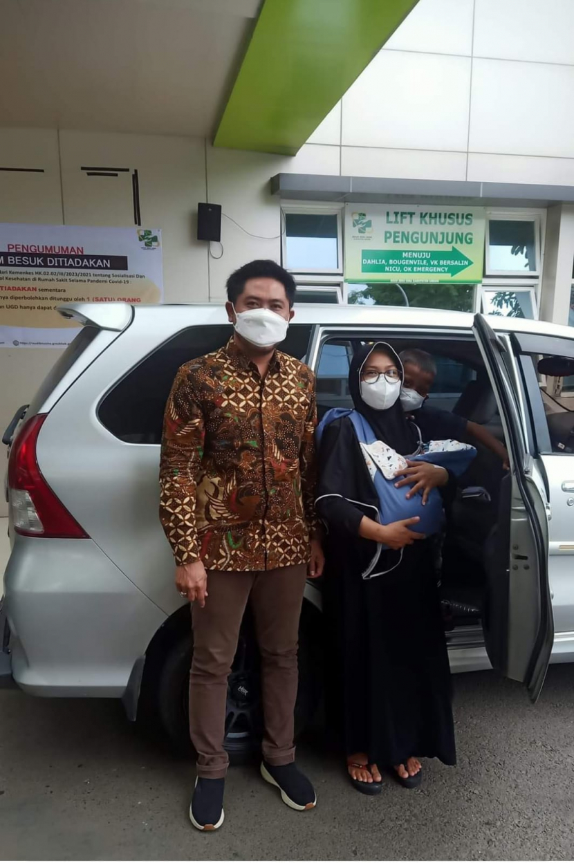 Anggota DPRD Gresik, Lutfi Dhawam saat mengantarkan pasien asal Bawean melakukan persalinan di RSUD Ibnu Sina Gresik (Foto: Istimewa)