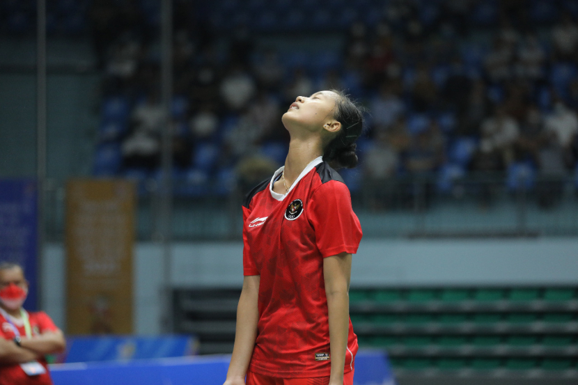 Pemain tunggal pertama Putri KW menyesali kekalahannya terhadap pemain Thailand peringkat 10 dunia, Pornpawee Chochuwong. Putri pun menangis saat diwawancara.