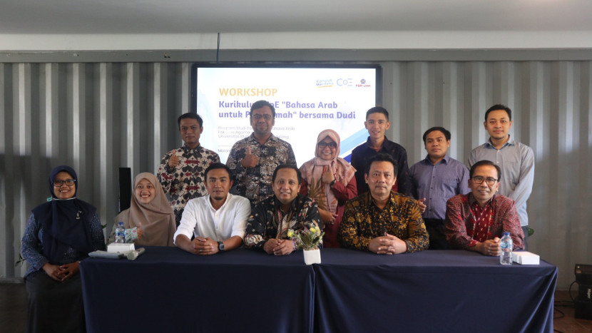 Foto bareng Dekan FAI-UMM (Dr. Khozin, M.Si), Wakil Dekan I (Pradana Boy, ZTF, P.hD), Ketua HPI Komda Jatim (Dewantoro Ratri, M.Hum), Translator, dan Dosen PBA-UMM.