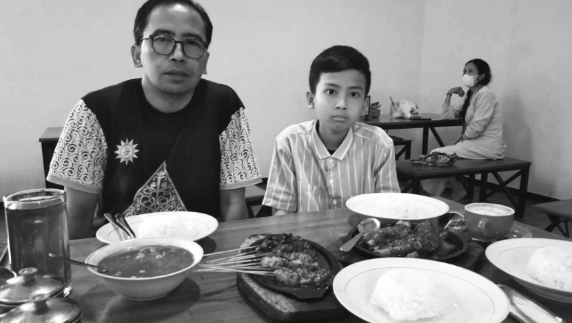 Quality time bareng si anak lanang di warung Sate Paino, Bunul, Kota Malang (Senin, 6/2/2023).